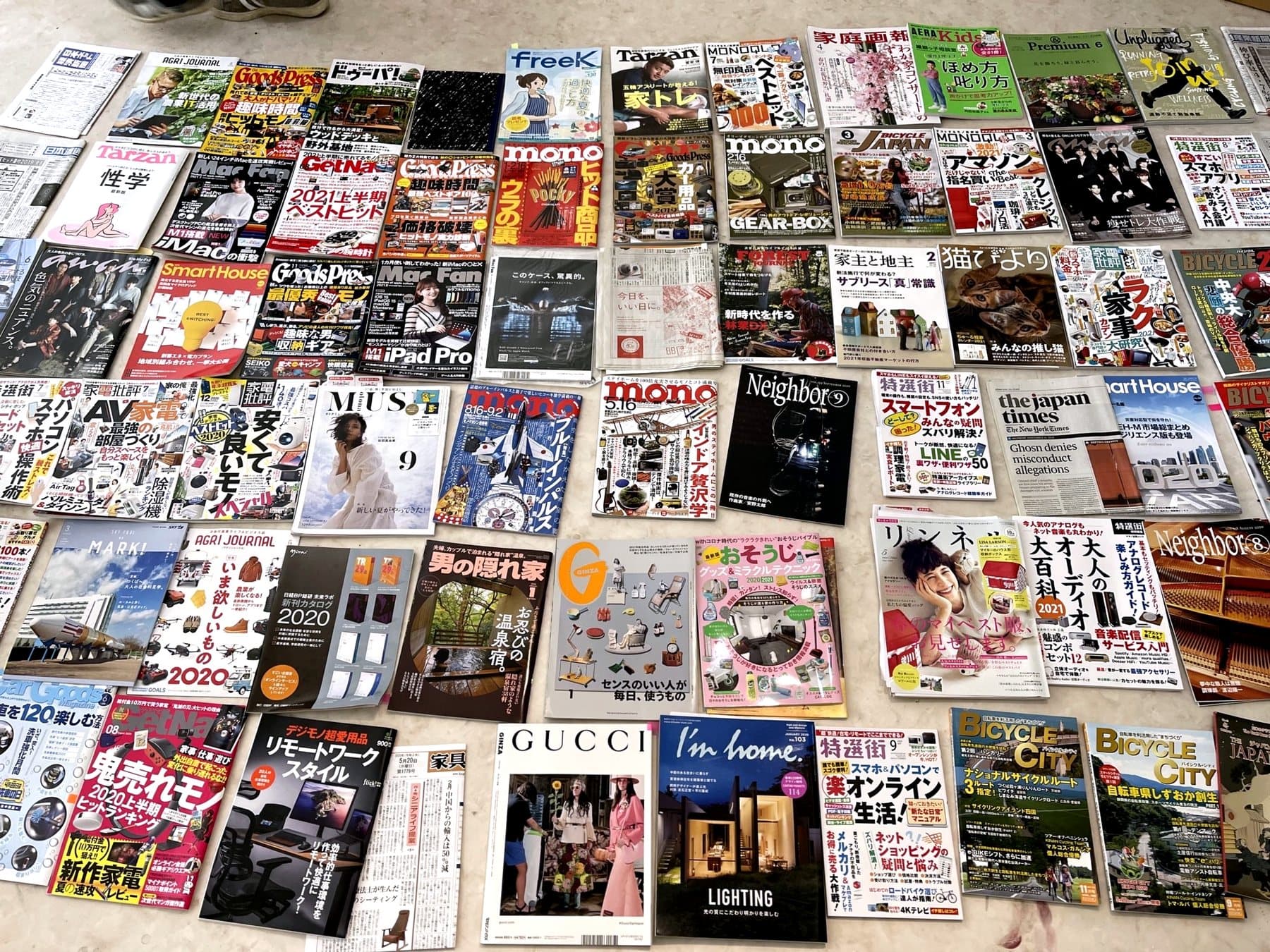 床に並べたGlotureの掲載誌アーカイブの一部