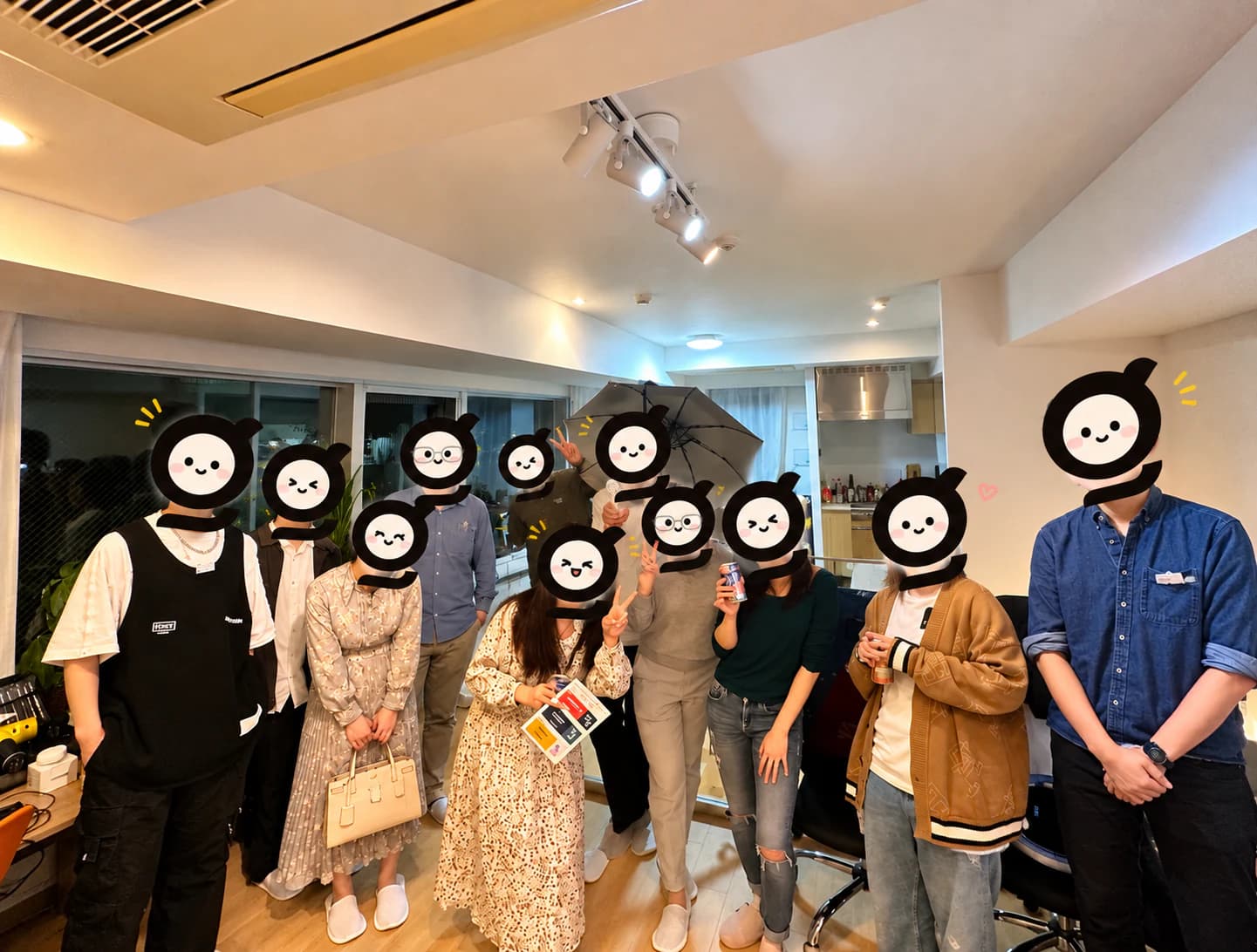 オフィスに集まったGlotureのメンバー11人の集合写真。全員の顔をGlotureの「g」ロゴのマスコットで隠しています。