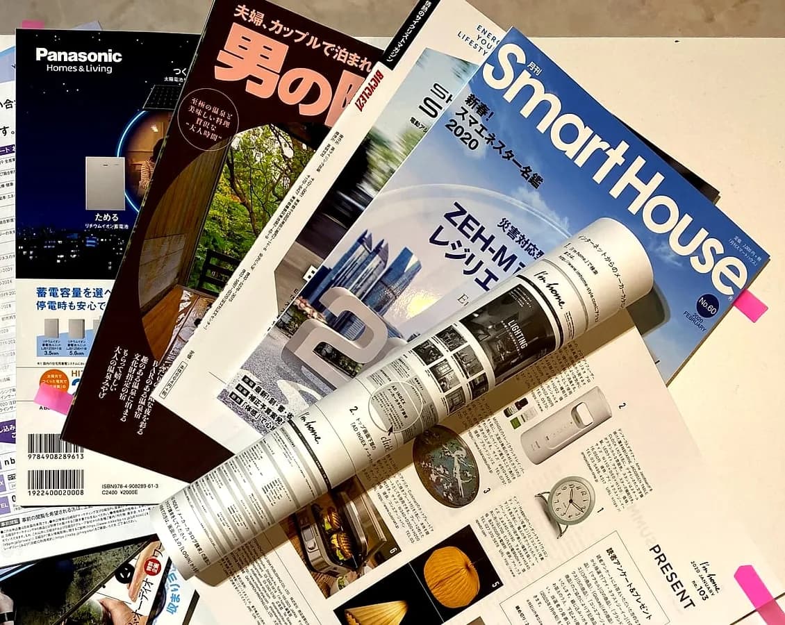 Glotureの掲載誌アーカイブの一部。重なり合う雑誌と、開かれた誌面
