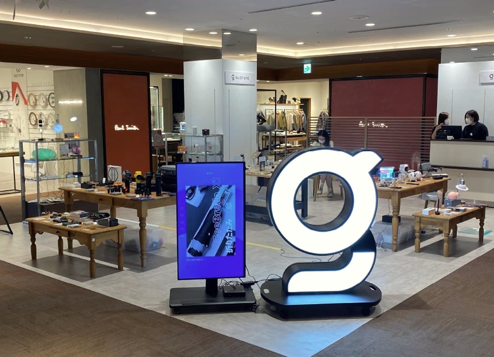 Gloture pop-up store at Yurakucho Marui with the illuminated g